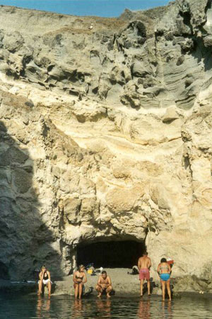 Die Höhle vom Wasser aus
