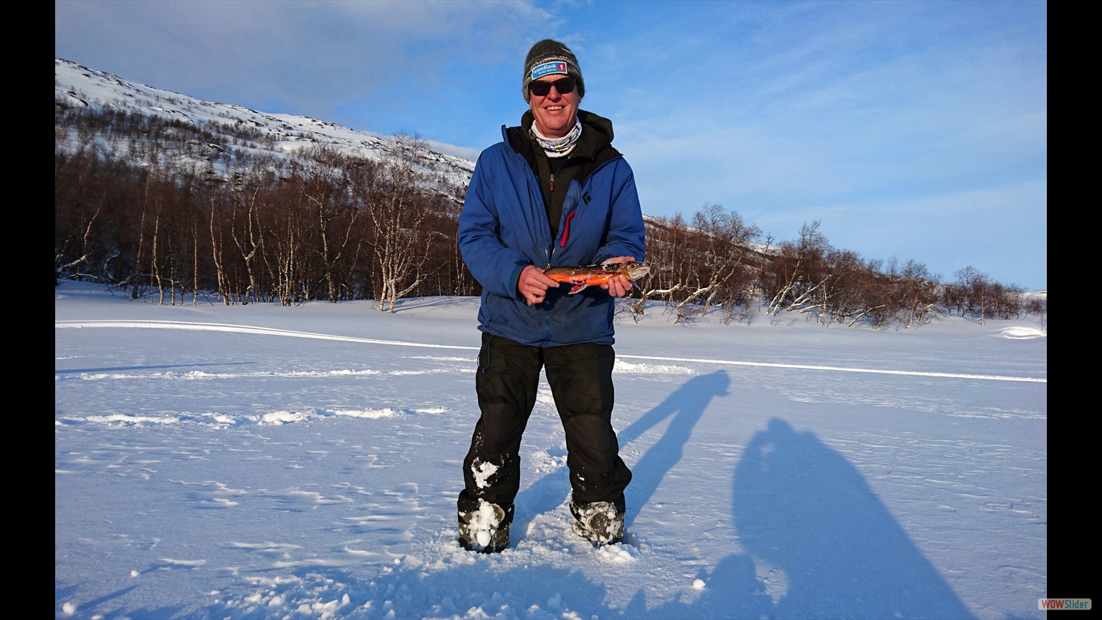 Michi hatte gleich Erfolg beim Eisfischen